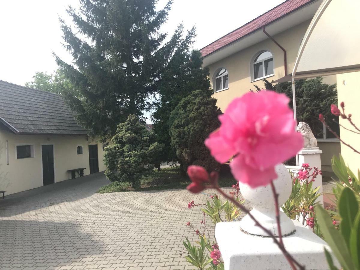 Pension Europ** Diakovce Exterior foto